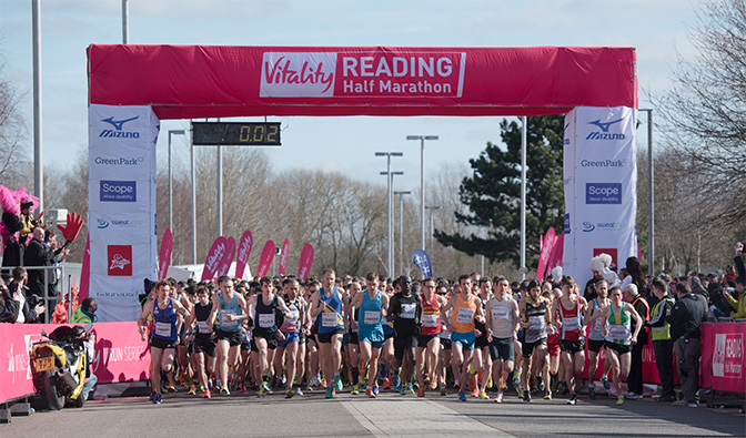 The starting line of the Reading half marathon showing a large group of runners under a starting line