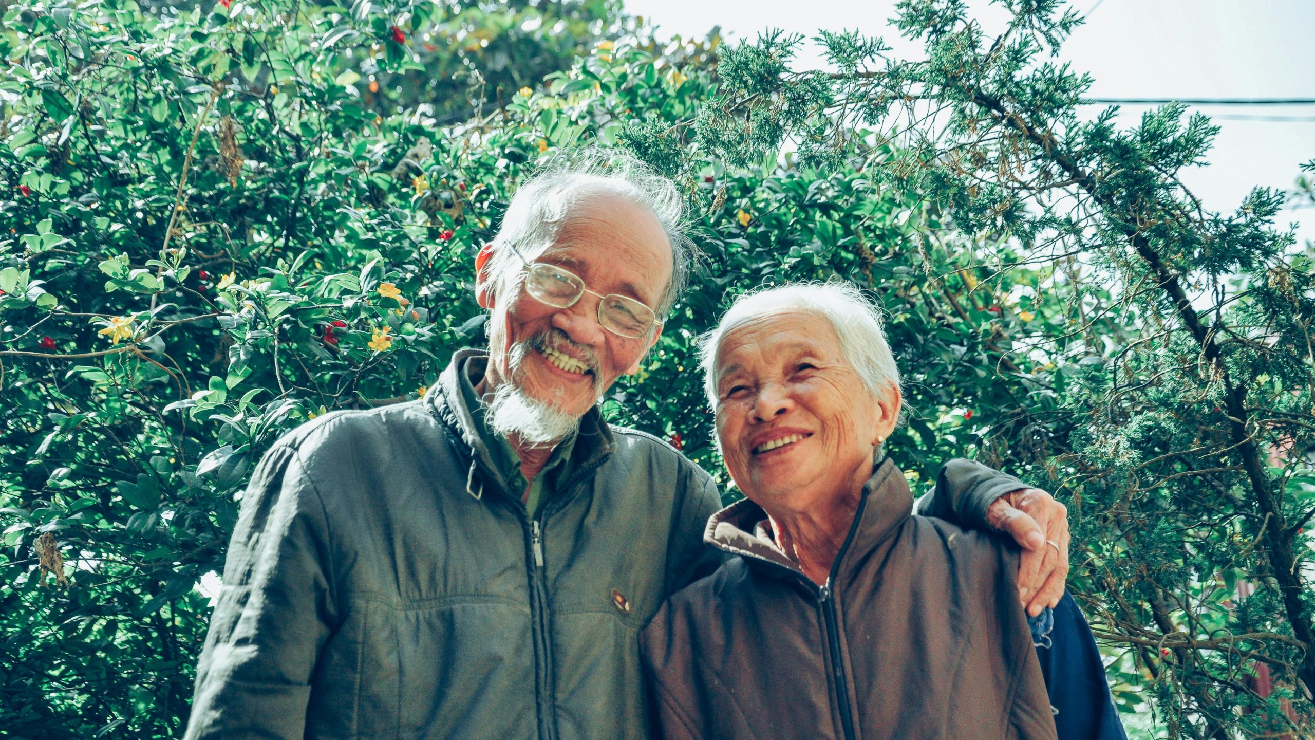 A photo of an elderly couple smiling.